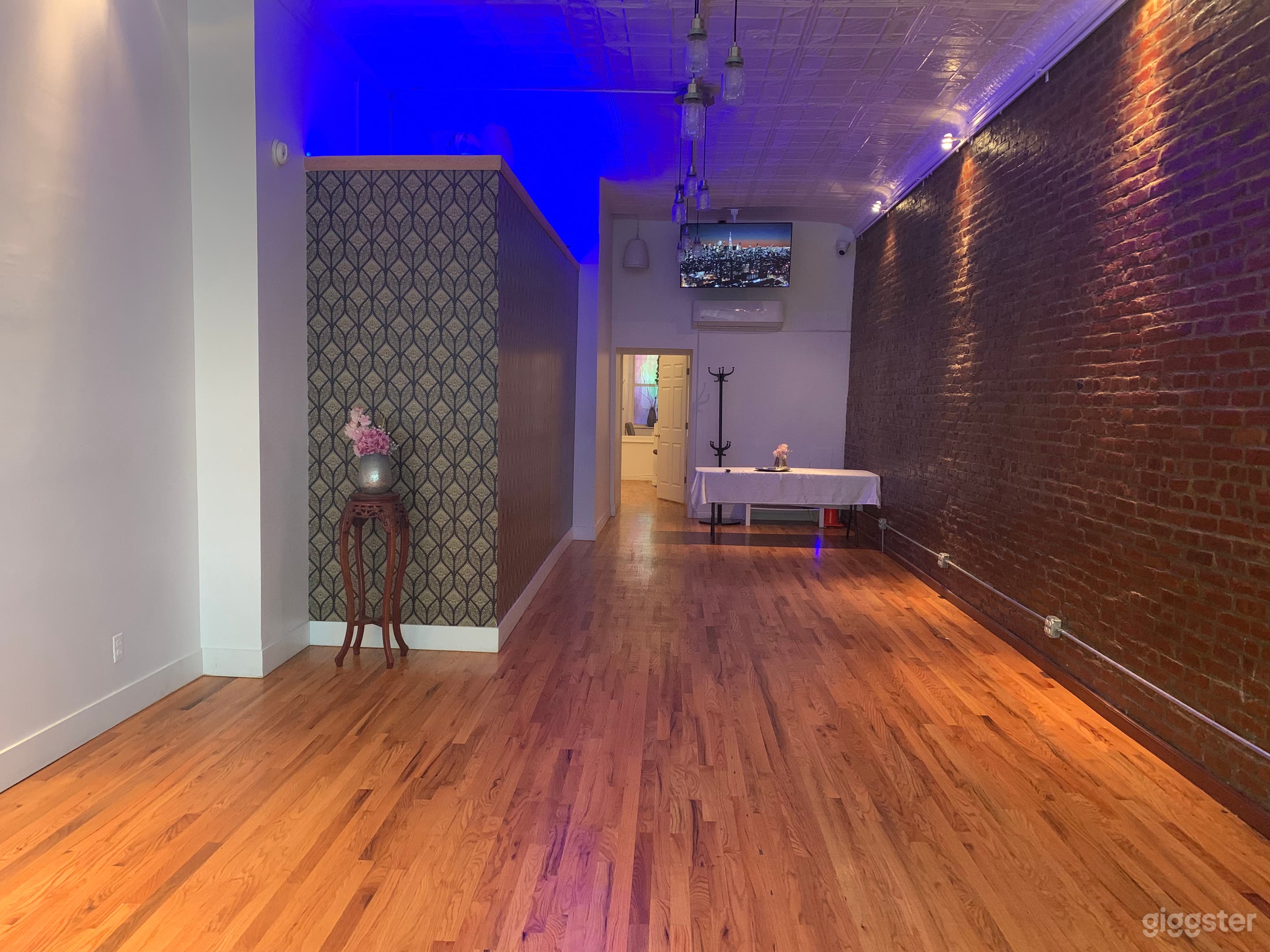 The main room is a 500 sqft room with 12.5 ft high ceilings.