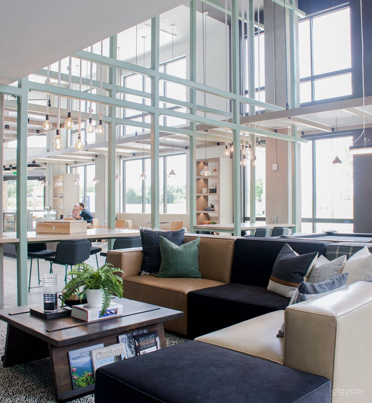 Spacious &amp; Contemporary Coffeehouse Photo 2