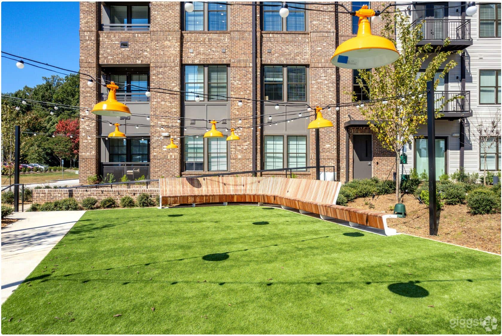 Spacious &amp; Contemporary Coffeehouse Photo 4