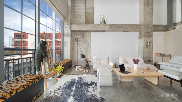  Natural Light Loft: Schickes Büro, Interviews, Content 