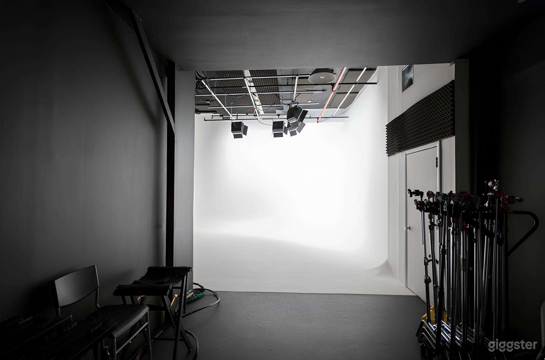 Studio B with White Cyclorama Wall  Photo 3