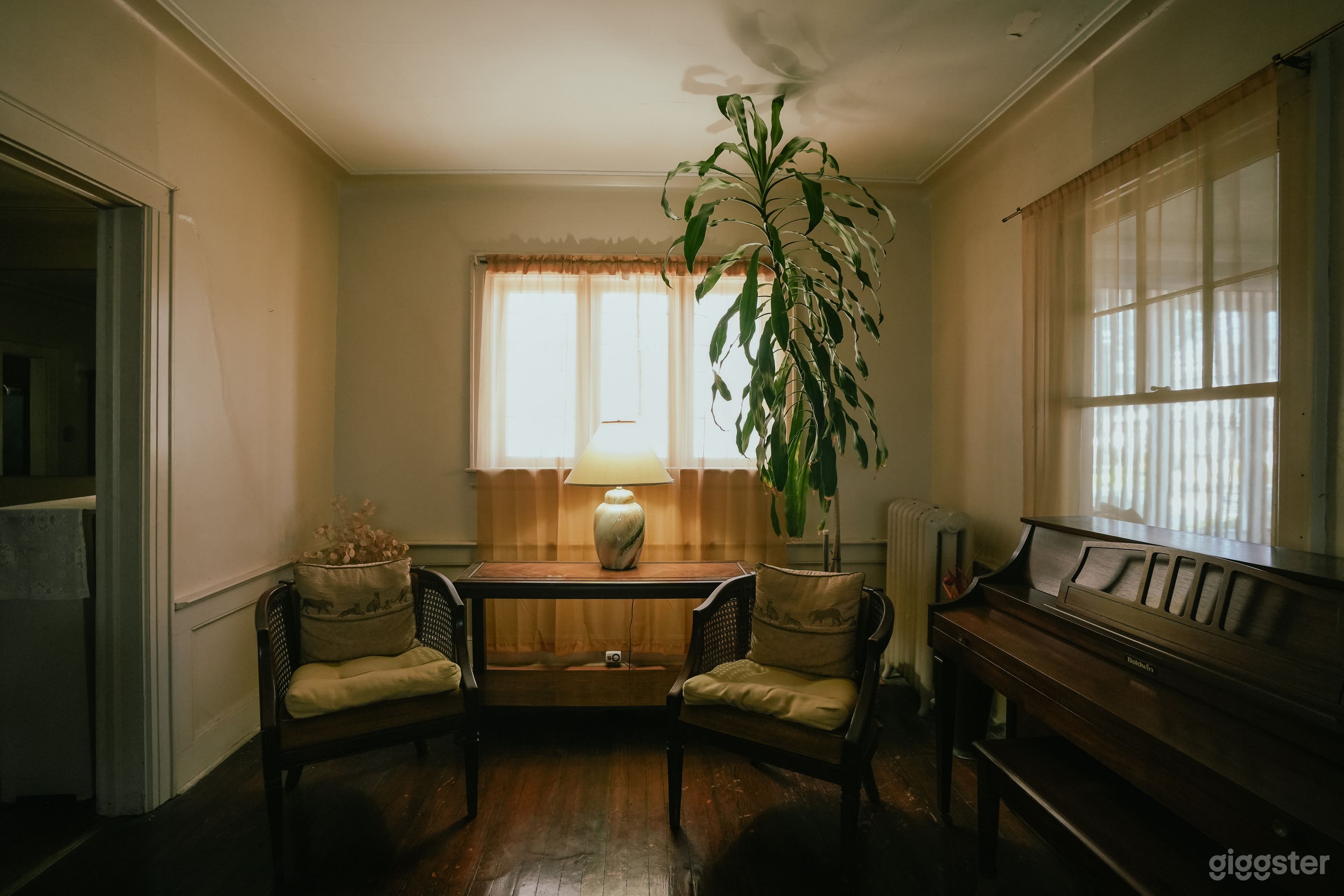 Vintage Furnished House with Warm Natural Light and Classic Photo 4