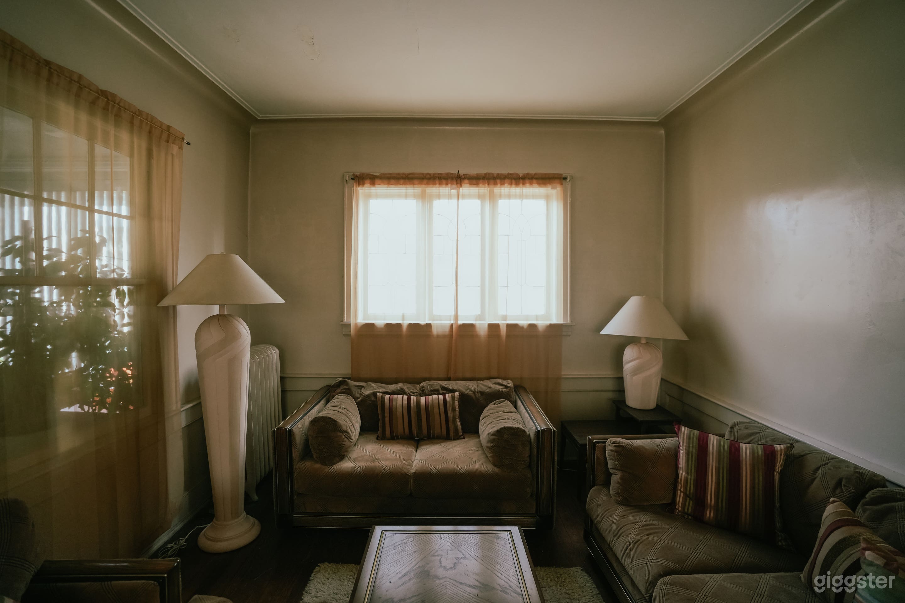 Vintage Furnished House with Warm Natural Light and Classic Photo 3