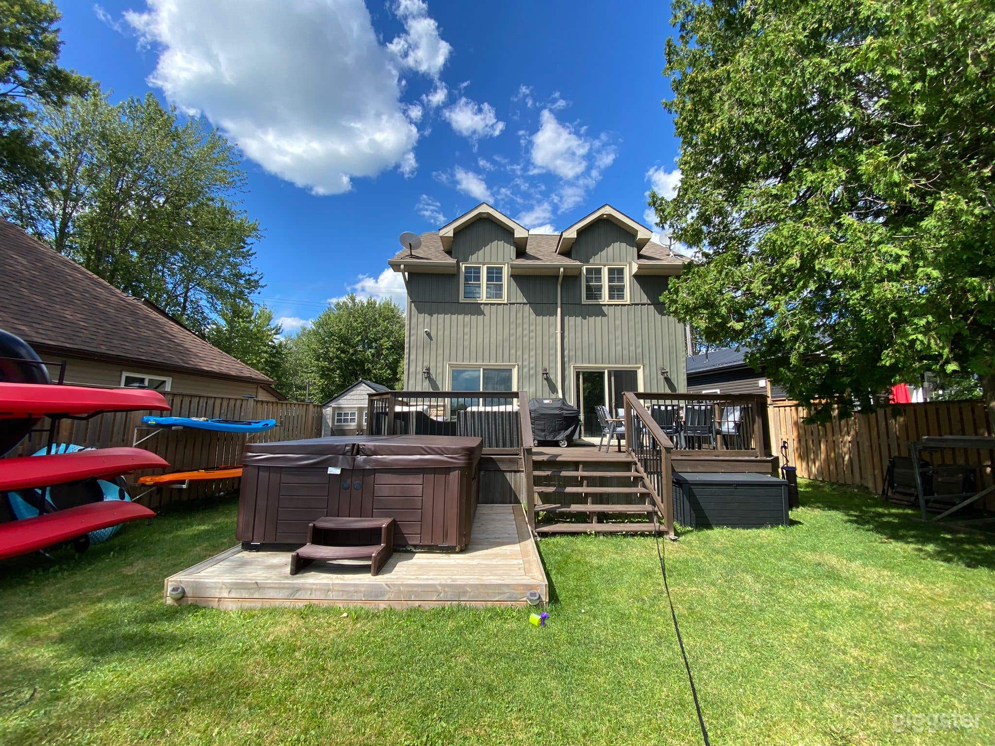 Modern lakehouse getaway Photo 2