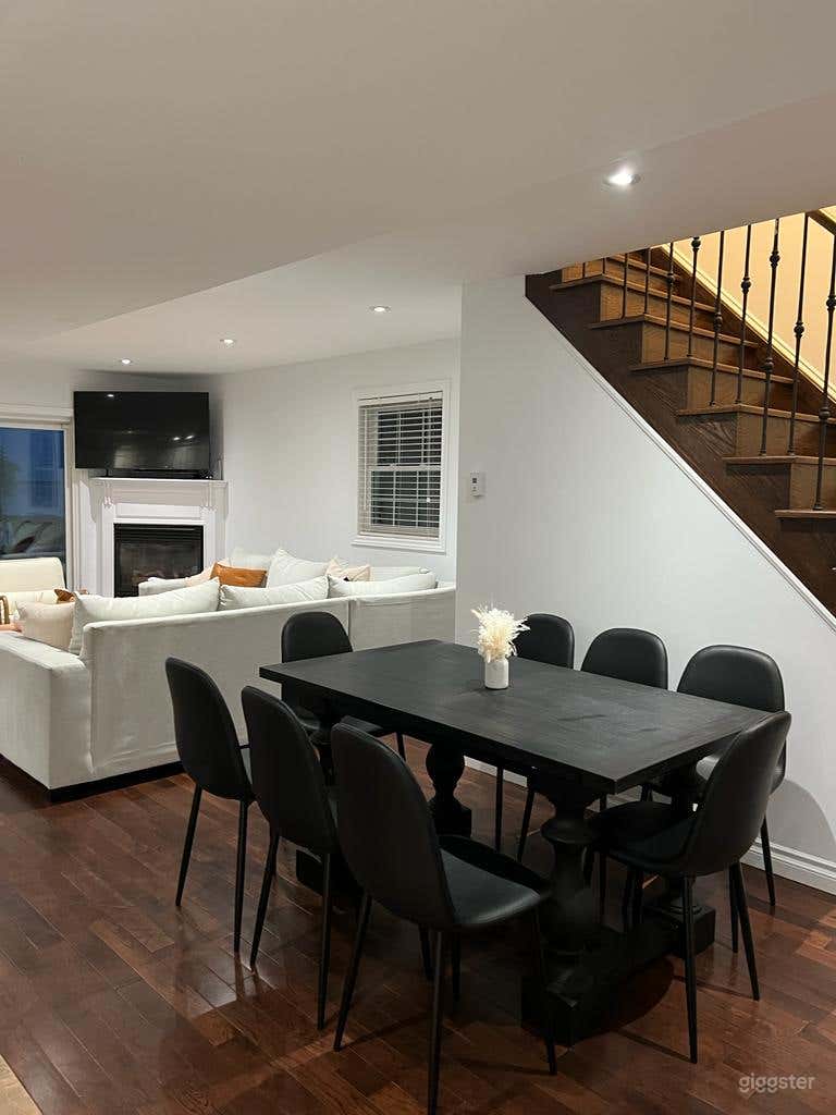 Modern lakehouse getaway Photo 4