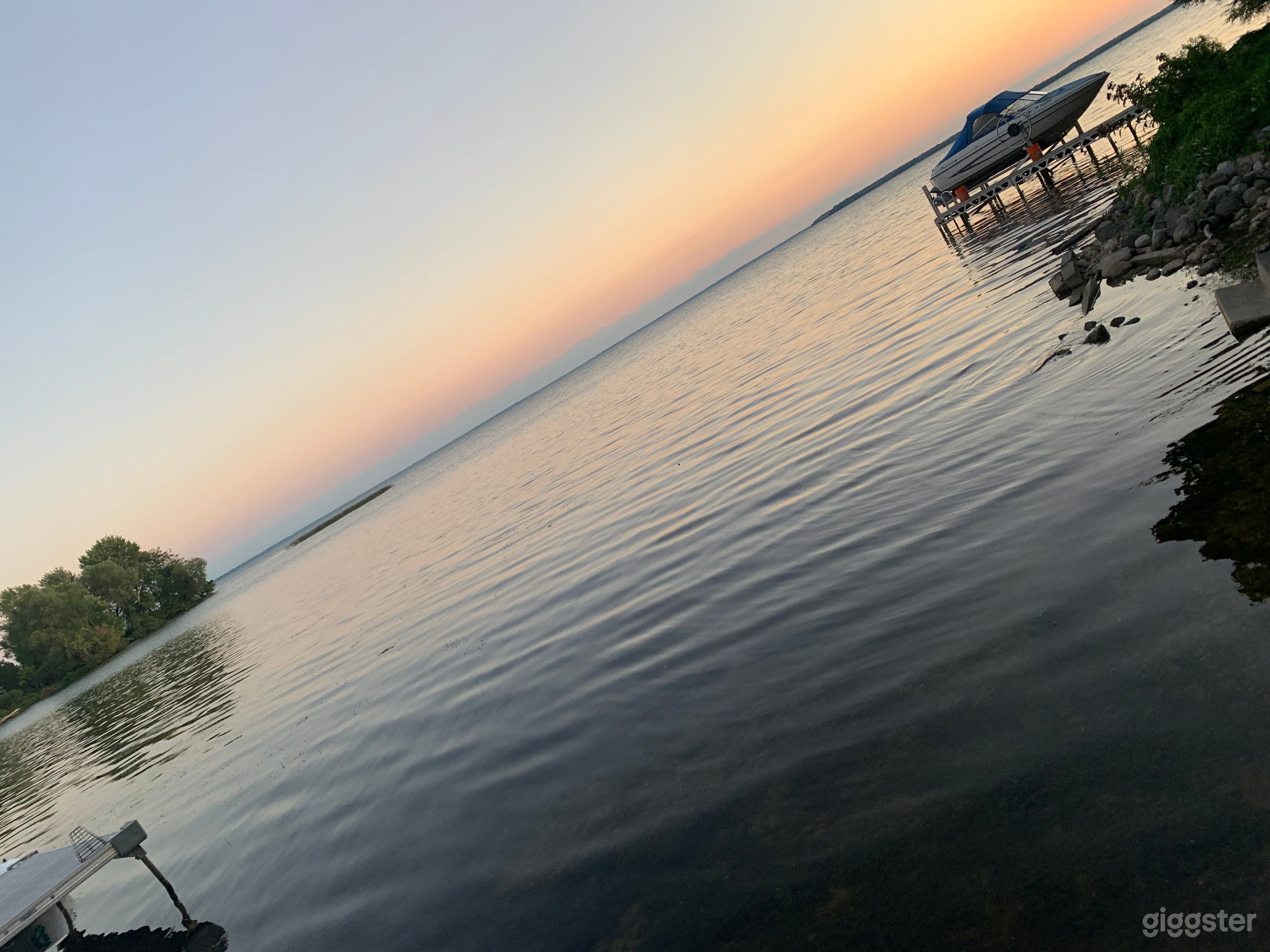 Modern lakehouse getaway Photo 1