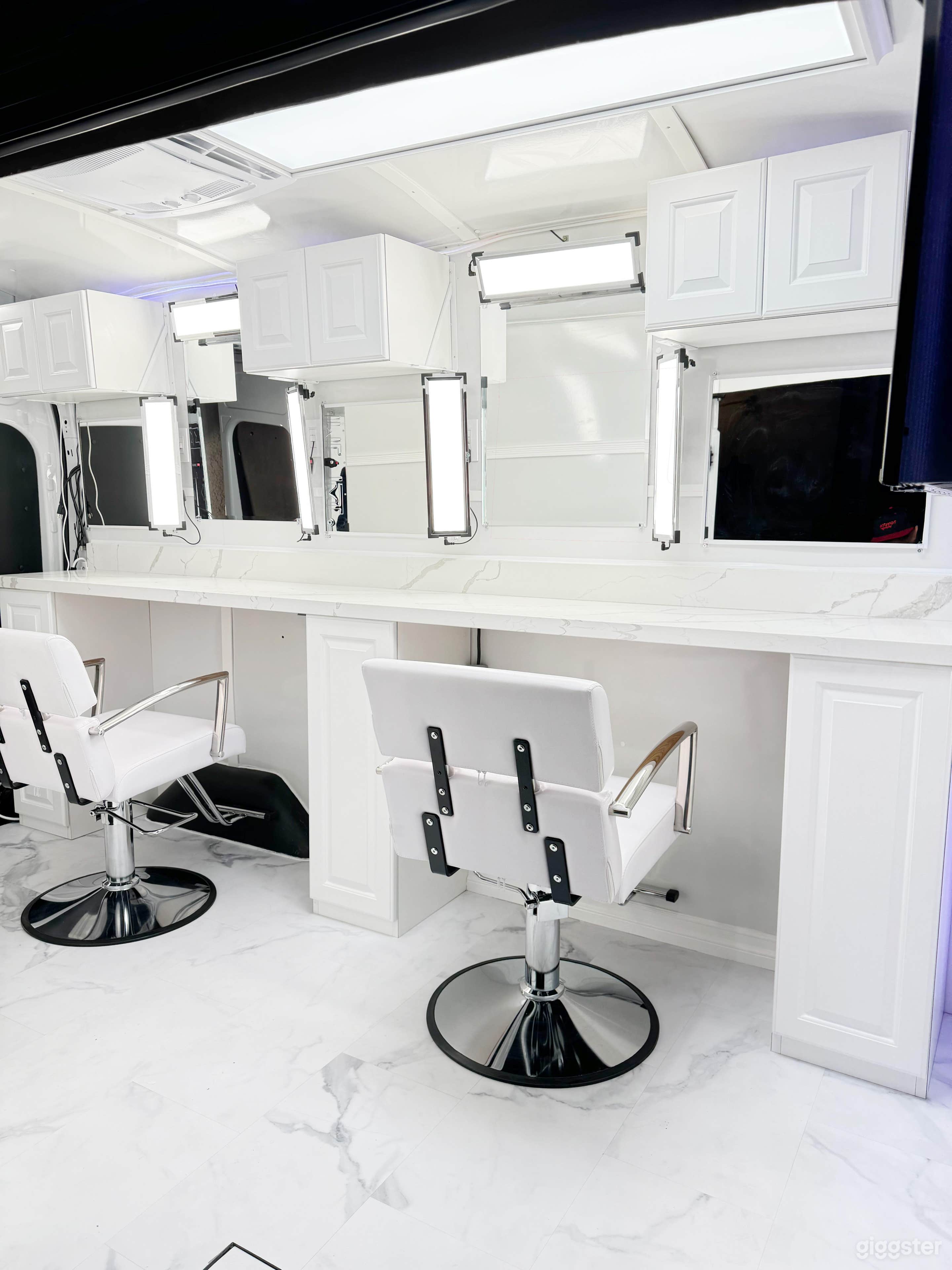 Elegant Mobile Beauty Studio Photo 3