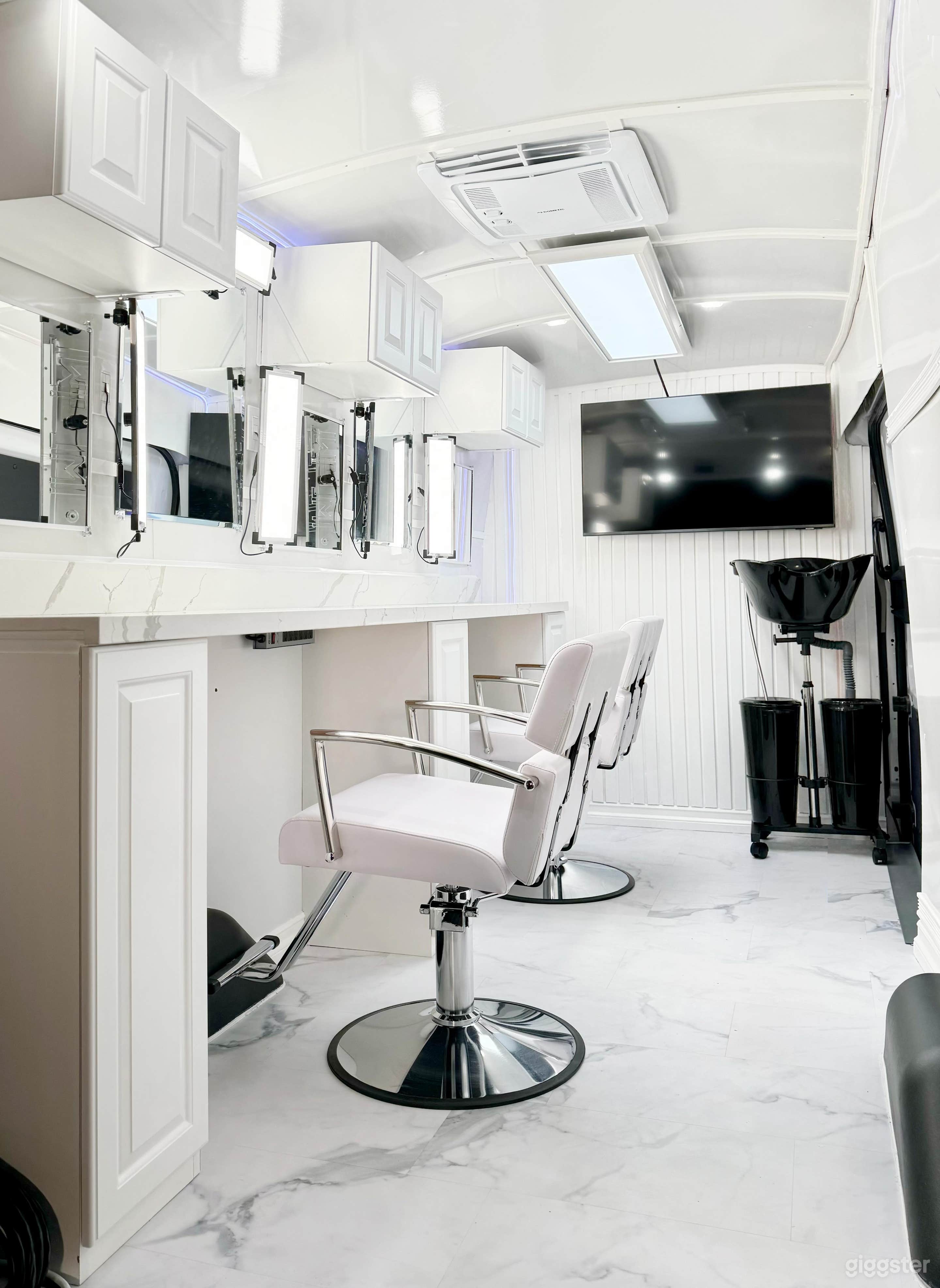 Elegant Mobile Beauty Studio Photo 1