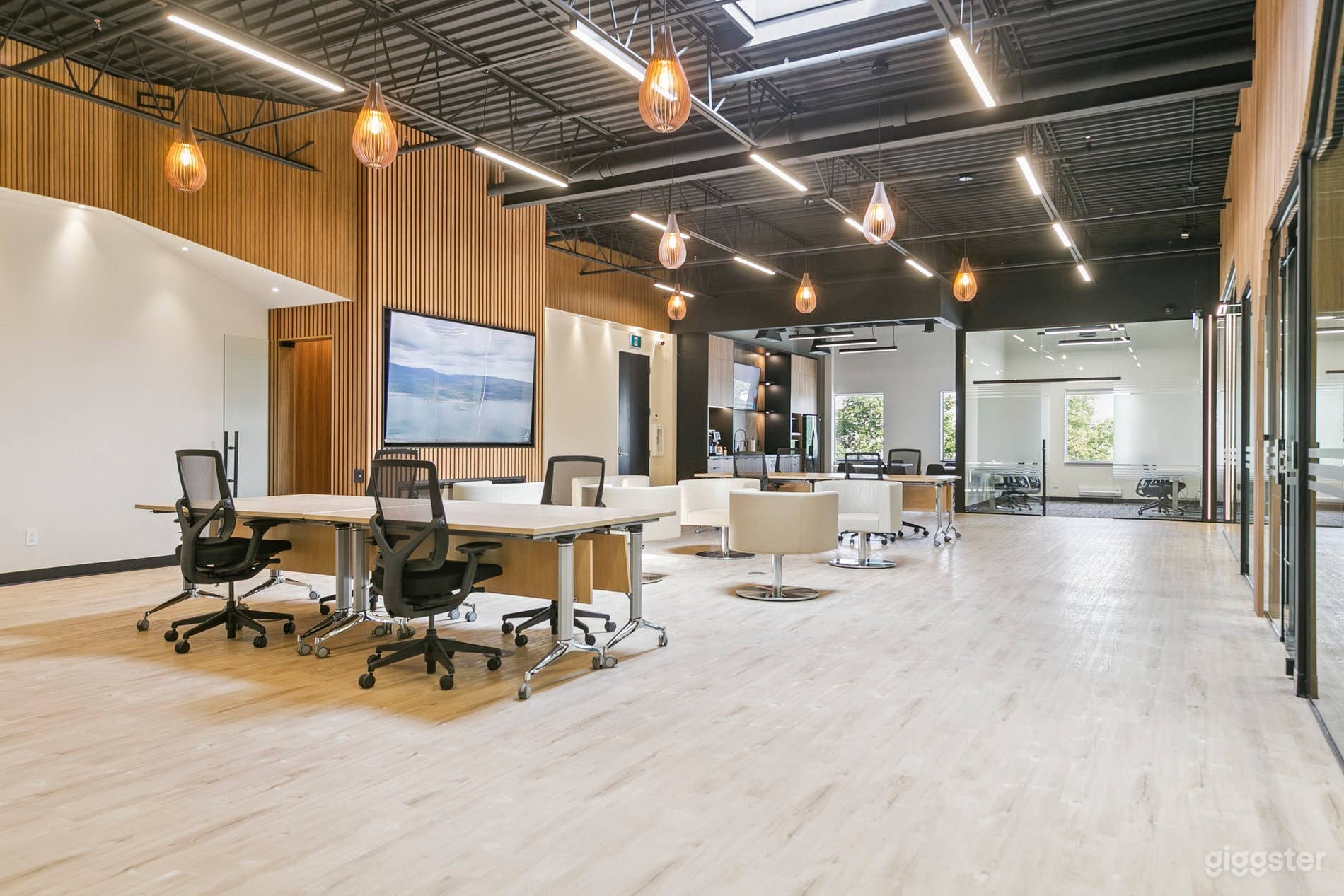 8-Person Meeting Room in the Heart of Mississauga Photo 3