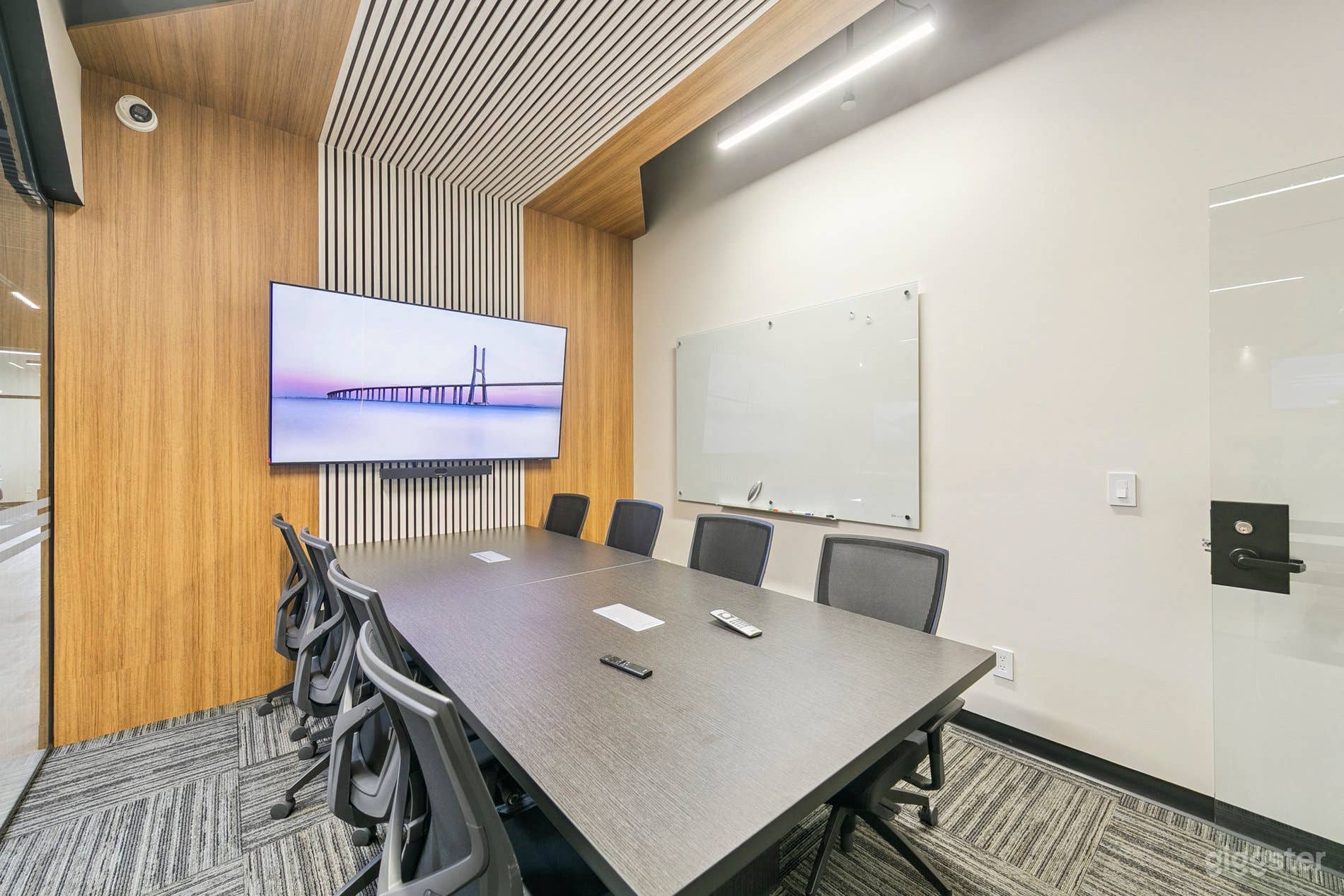 8-Person Meeting Room in the Heart of Mississauga Photo 2