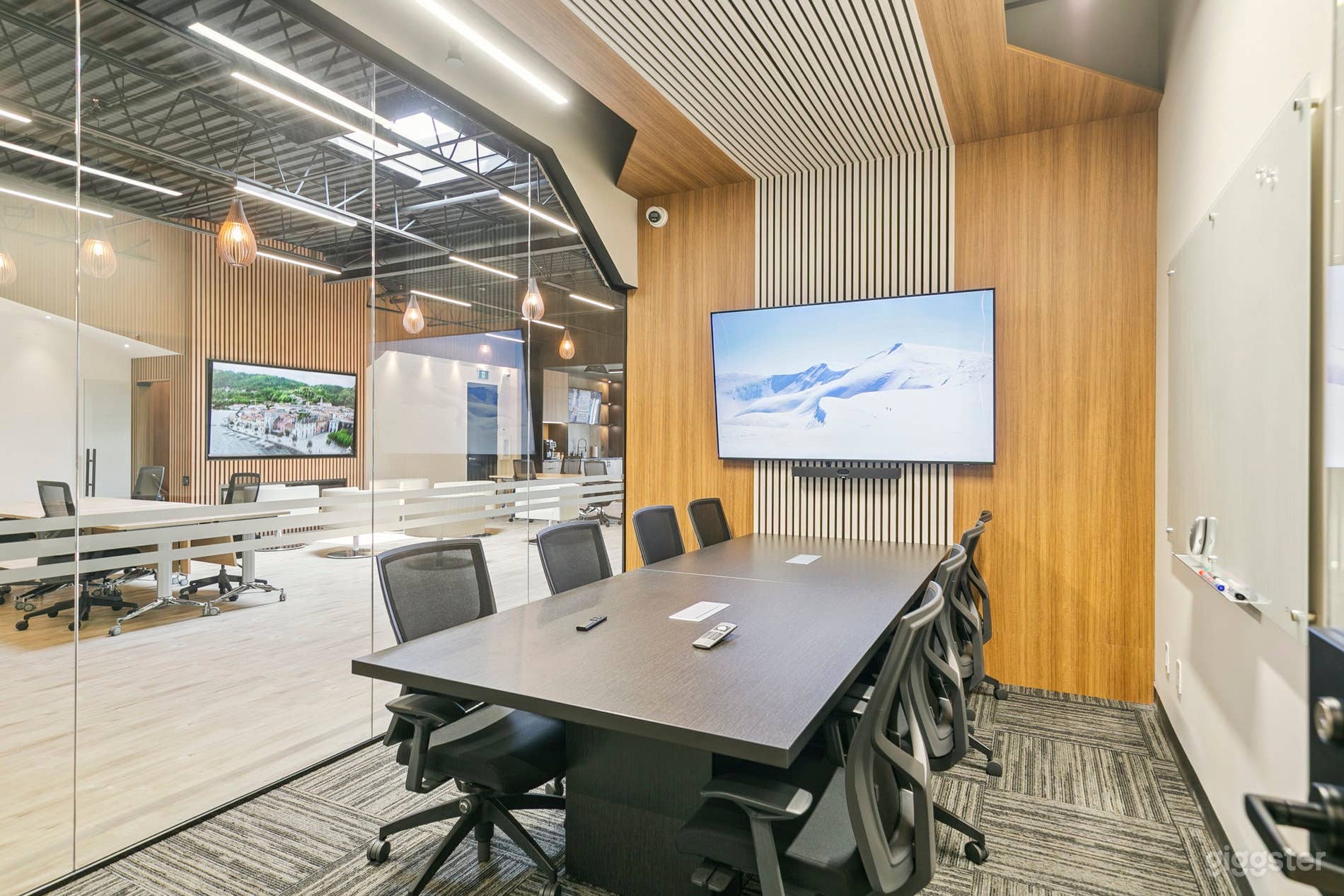 8-Person Meeting Room in the Heart of Mississauga Photo 1