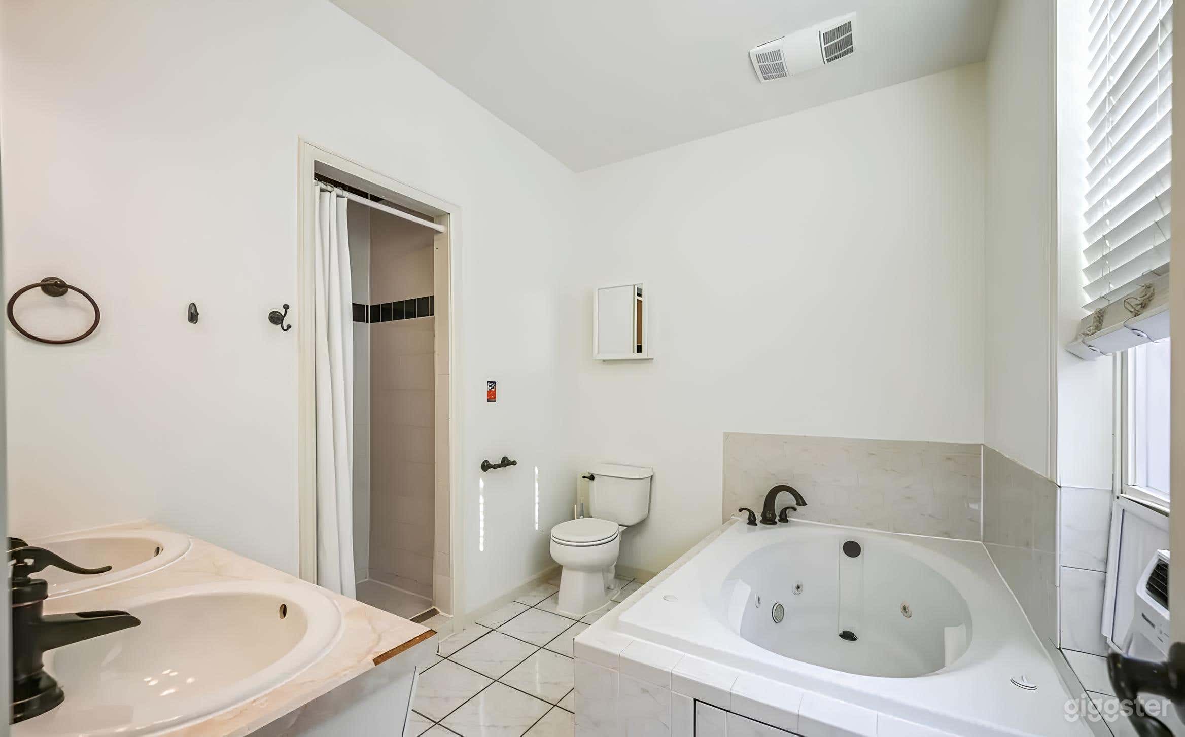 Empty Denver House Photo 4