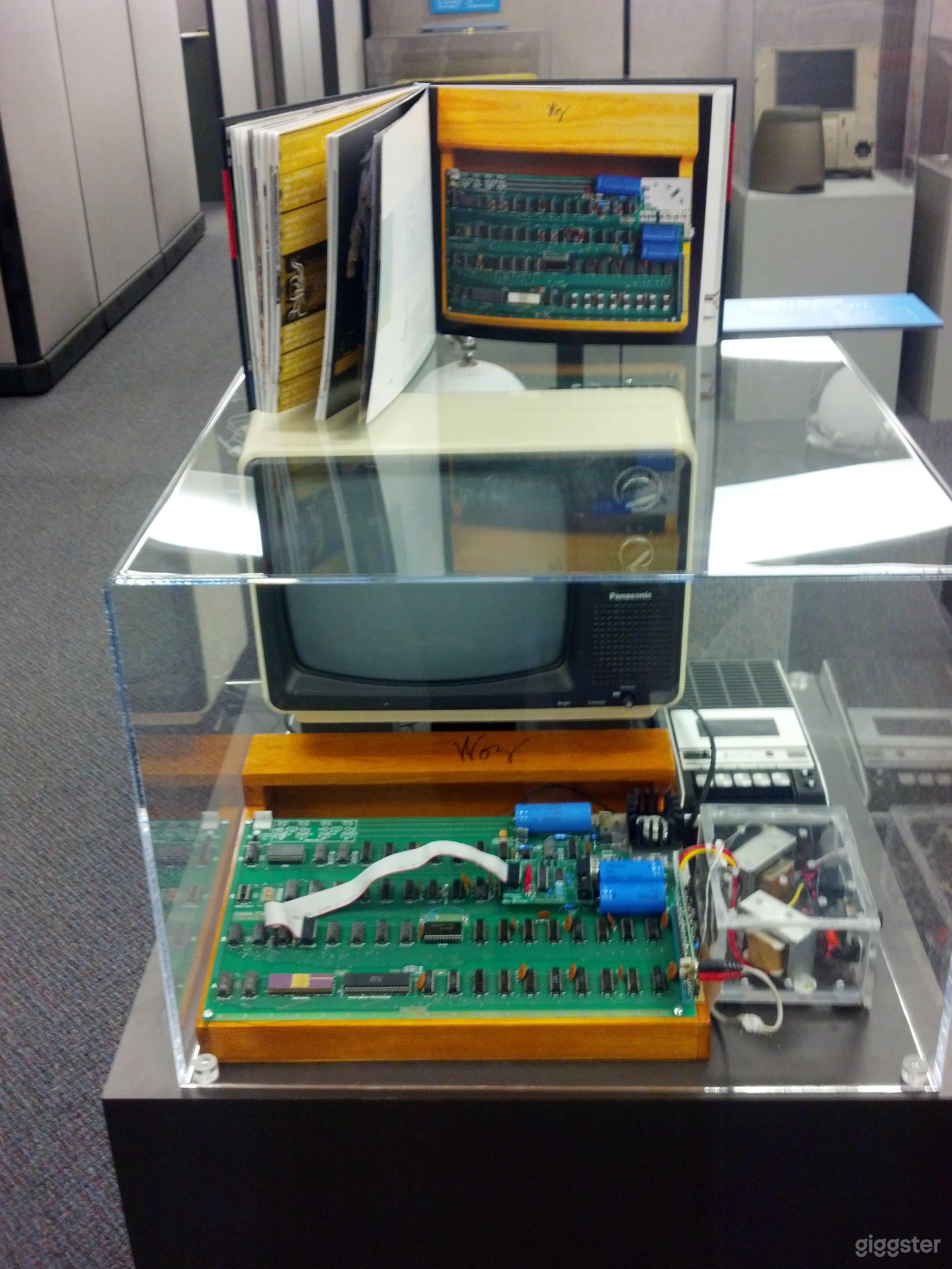 Training Classroom W/ Computers &amp; A Large Computer Museum Photo 3