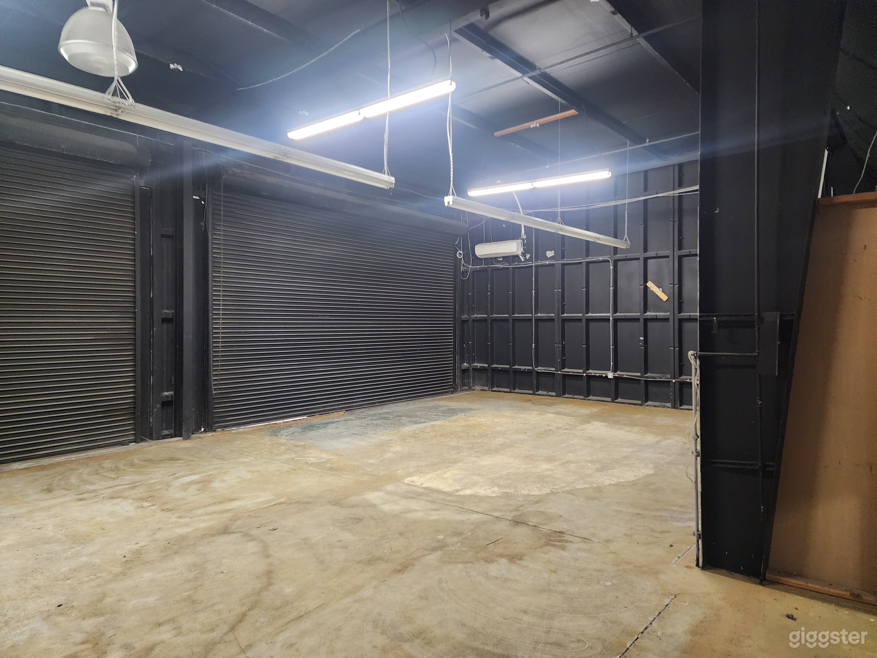 Large warehouse space with lots of props Photo 3