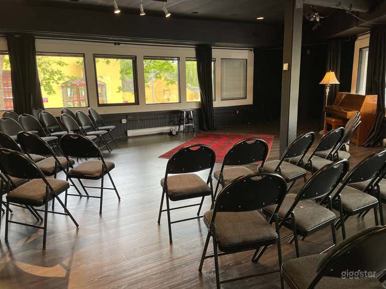  Enjoy the well-equipped lighting and sound system, ample natural light, or transform it into a black box. With an elevator, and stunning views of downtown and boats in a beautiful neighborhood, book your spot today and enjoy this amazing space. 