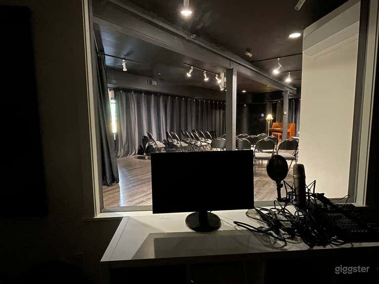  Discover our cozy, spacious venue for meetings, workshops, and artistic gatherings, accommodating up to 25 people. Enjoy two beautiful skylights that provide ample natural light, air conditioning, and a bar/kitchen.  