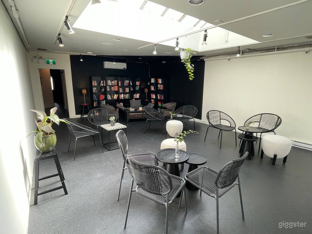 Discover our cozy, spacious venue for meetings, workshops, and artistic gatherings, accommodating up to 25 people. Enjoy two beautiful skylights that provide ample natural light, air conditioning, and a bar/kitchen. 