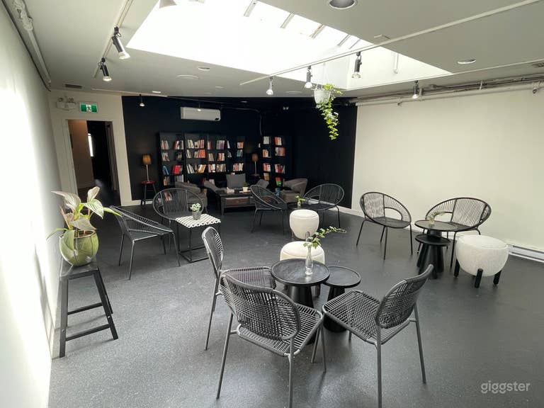  Discover our cozy, spacious venue for meetings, workshops, and artistic gatherings, accommodating up to 25 people. Enjoy two beautiful skylights that provide ample natural light, air conditioning, and a bar/kitchen.  