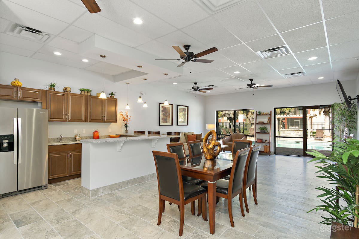 Light, Comfy Club Room in Oviedo Photo 1