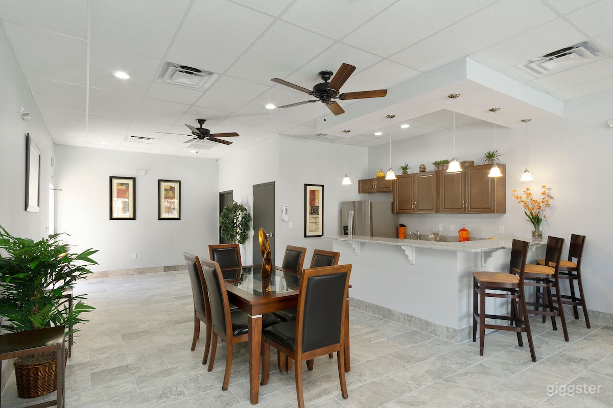 Light, Comfy Club Room in Oviedo Photo 3