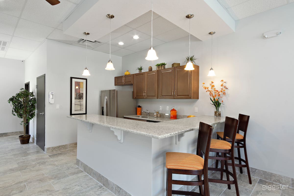 Light, Comfy Club Room in Oviedo Photo 4