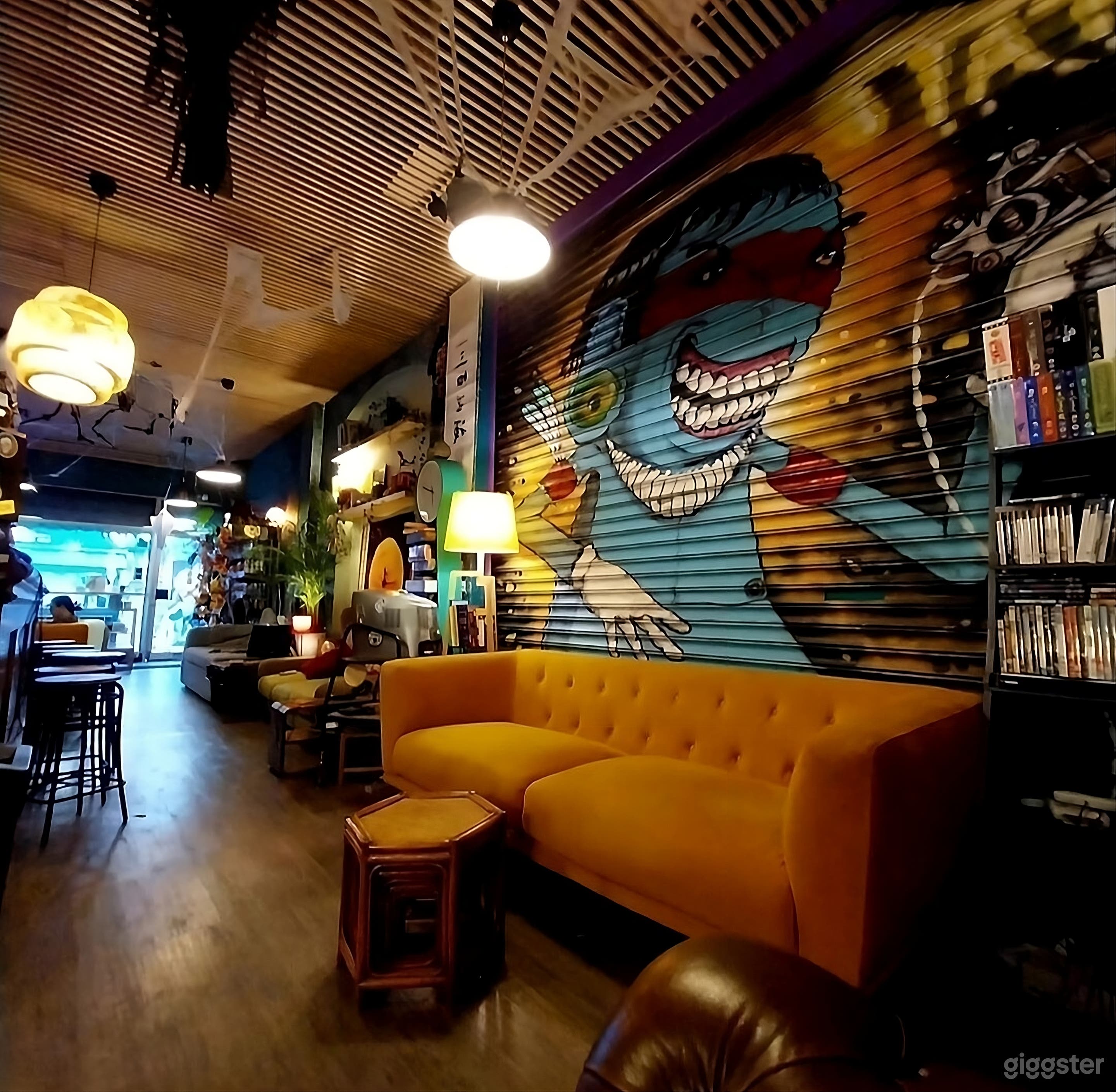 Unique retro videogame and bar &amp; Club space Photo 2