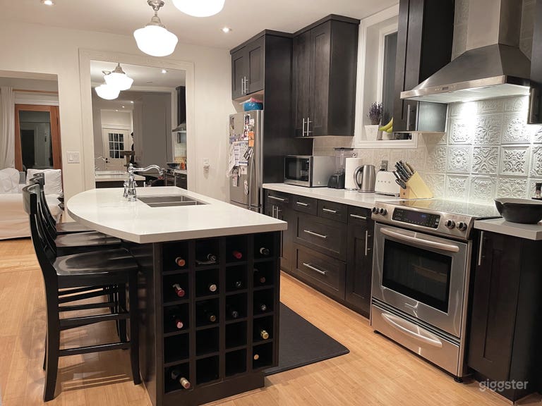  Bright Beach Family Home 