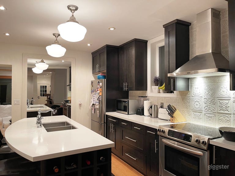  Bright Beach Family Home 