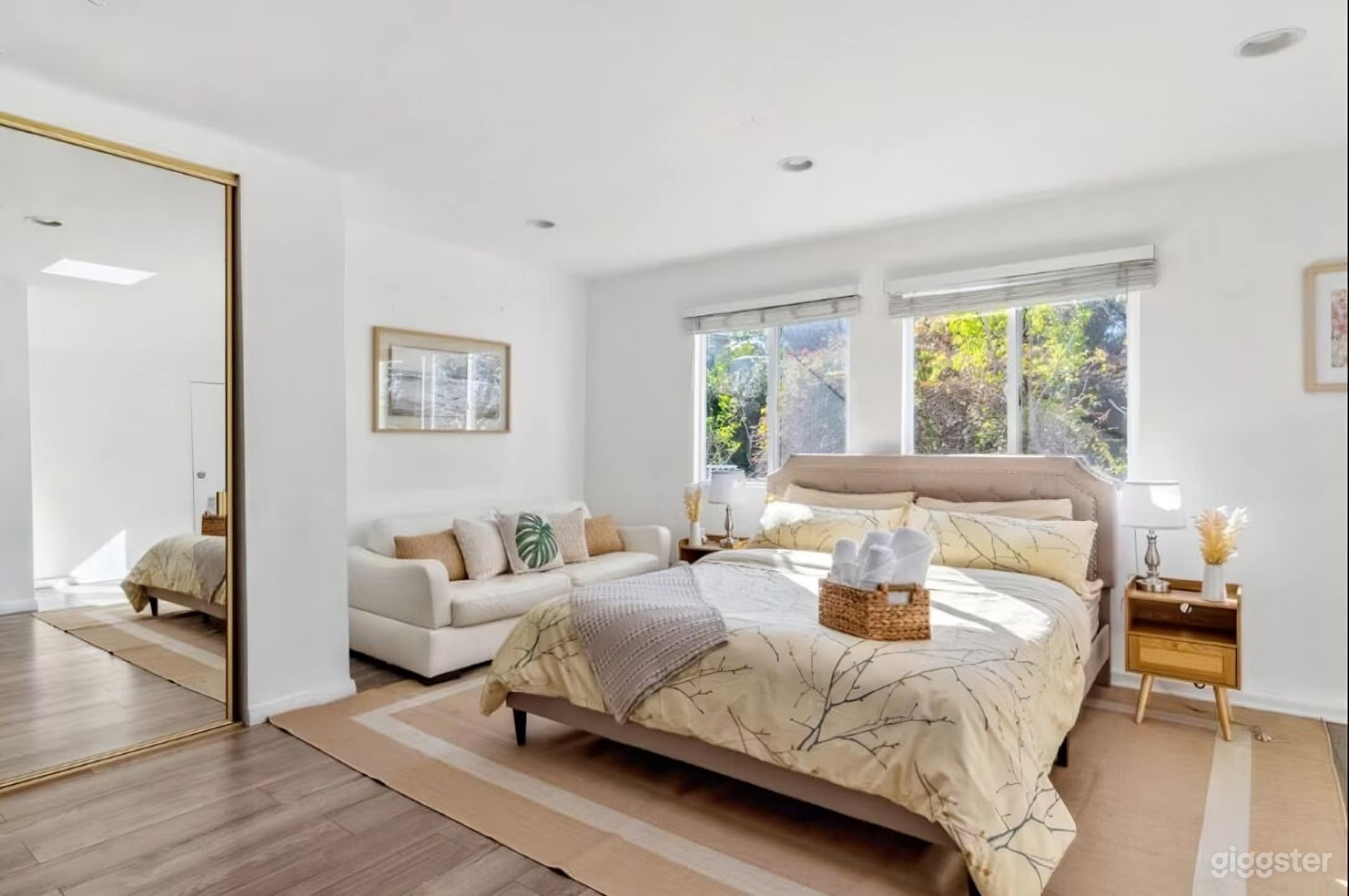 Panoramic Home with Open Spaces & Stylish Interiors Photo 4