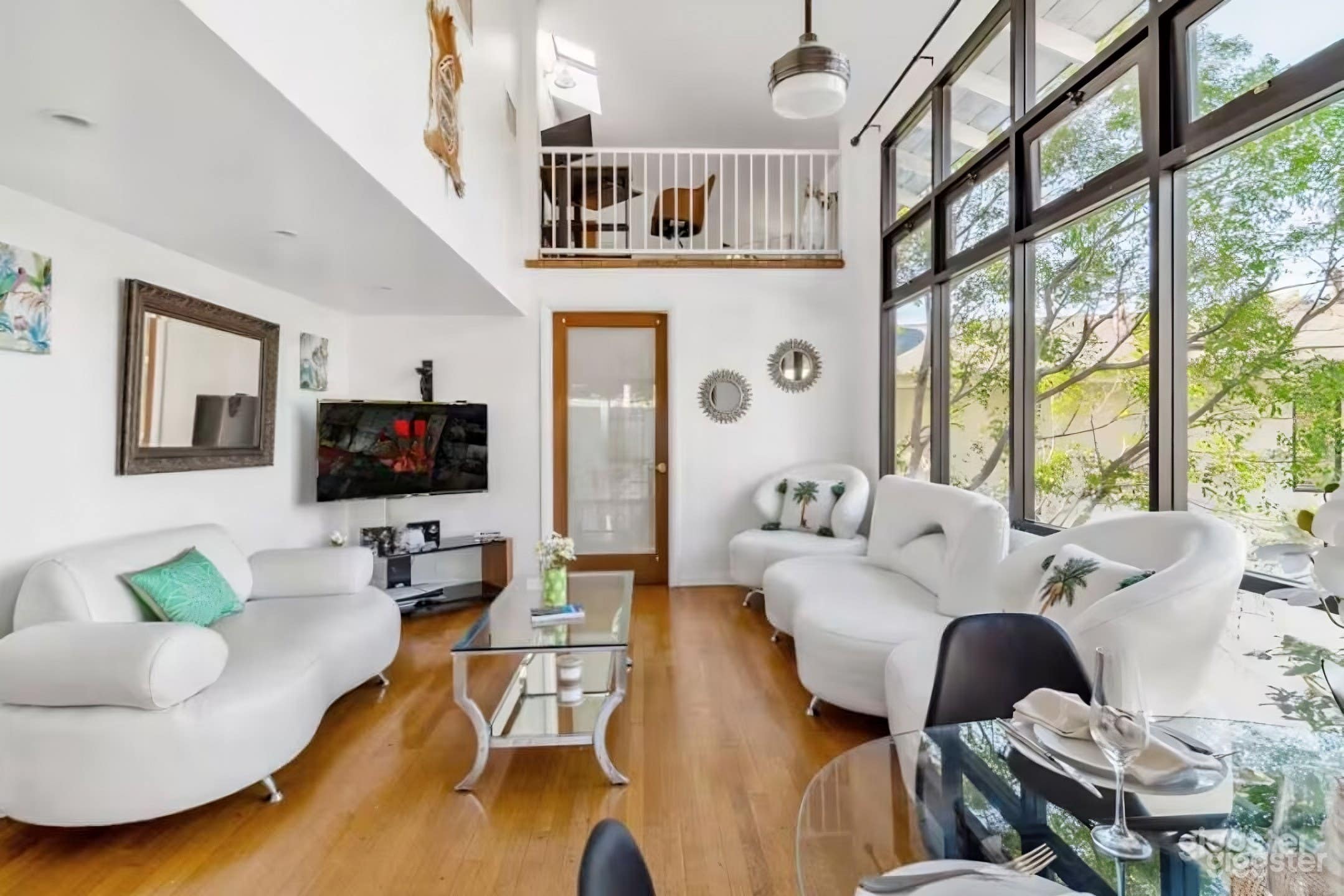 Panoramic Home with Open Spaces & Stylish Interiors Photo 2