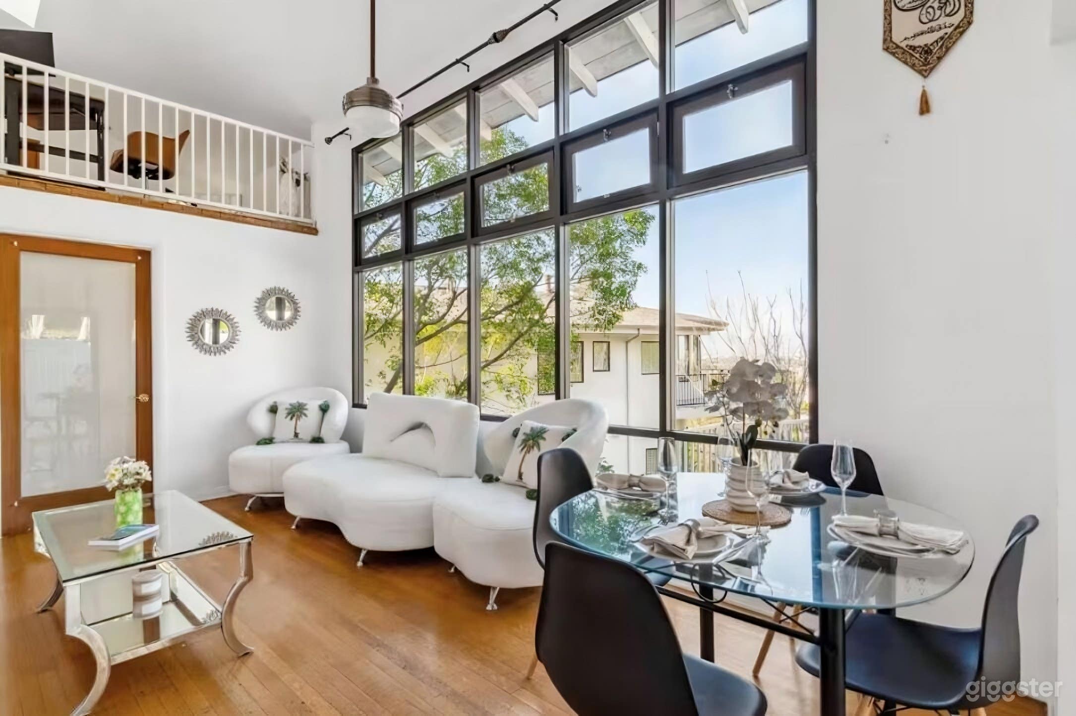 Panoramic Home with Open Spaces & Stylish Interiors Photo 3