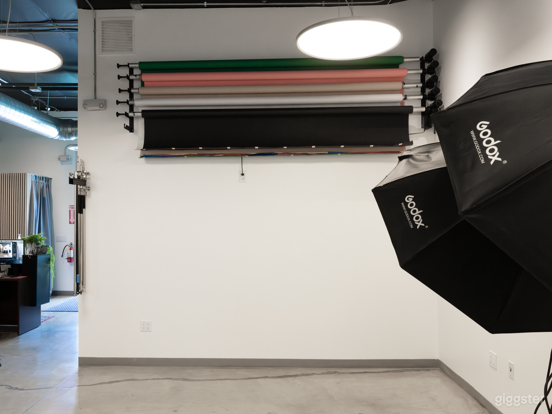 Large Natural Light Photography Creative Studio & Events Photo 4
