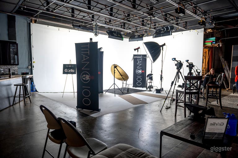  Garlic’s Studio is a fully outfitted, photo and video studio. Designed for creatives, by creatives, we sit within a 5,500 square-foot end unit and can also provide experienced studio professionals. 