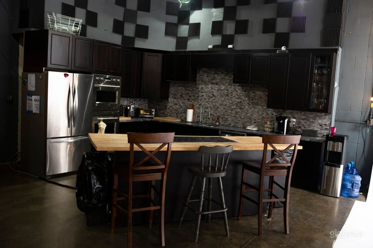  KITCHEN SET Our fully functional kitchen set features a moveable island with electric 5 burner cooktop, double convection or conventional ovens, microwave oven, sink, dishwasher, as well as any necessary cookware. 