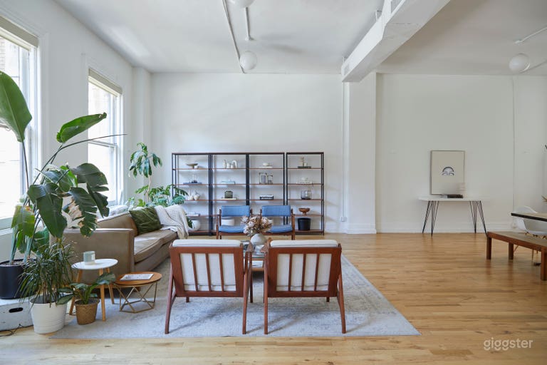  Modernes weißes Backstein-Loft mit Wohn- & Essbereich 