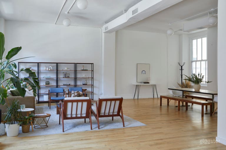  Modernes weißes Backstein-Loft mit Wohn- & Essbereich 