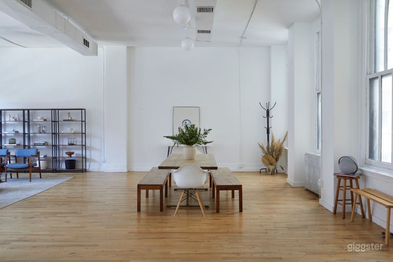  Modernes weißes Backstein-Loft mit Wohn- & Essbereich 