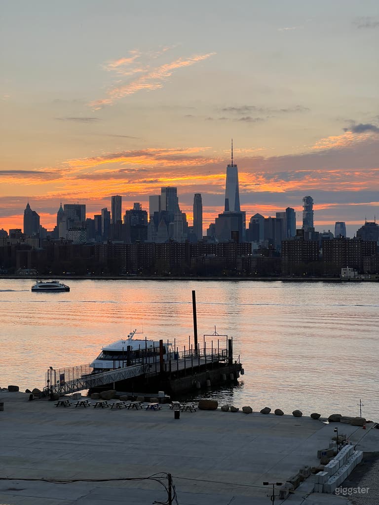  Industrial NY Loft Studio on Brooklyn Waterfront 