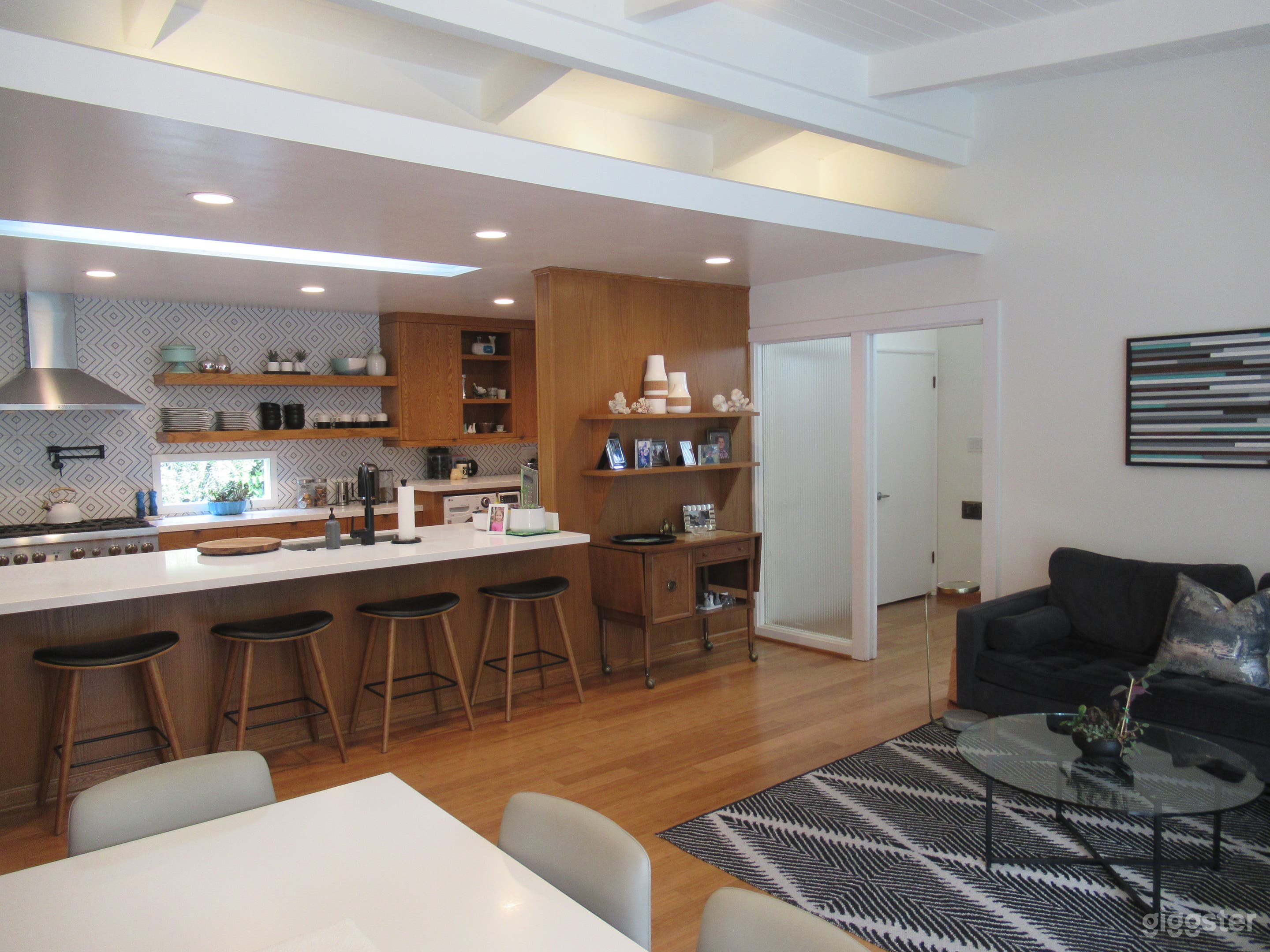 Open and bright 1957 Mid-Century Modern home Photo 1