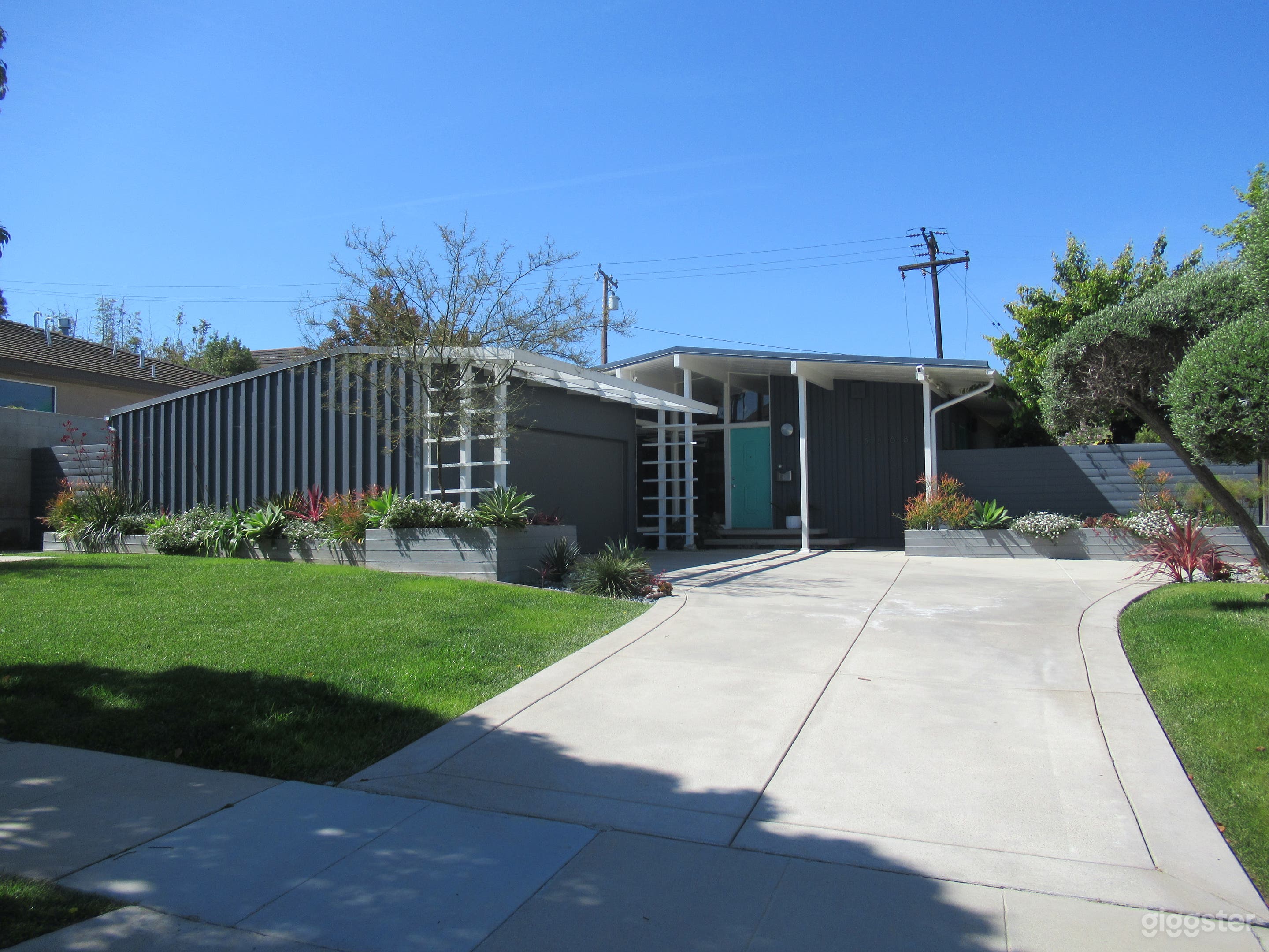 Open and bright 1957 Mid-Century Modern home Photo 2