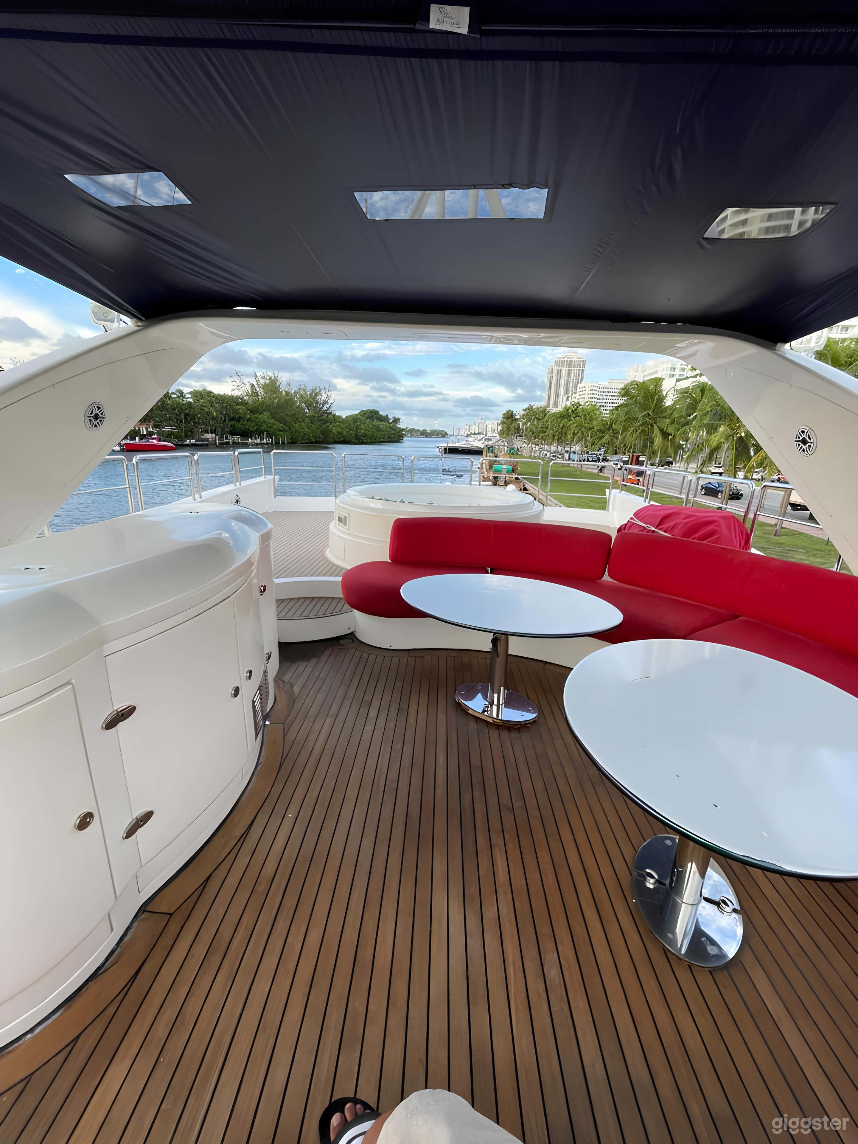 100ft Luxury Pleasure Yacht (Virgin) Photo 2