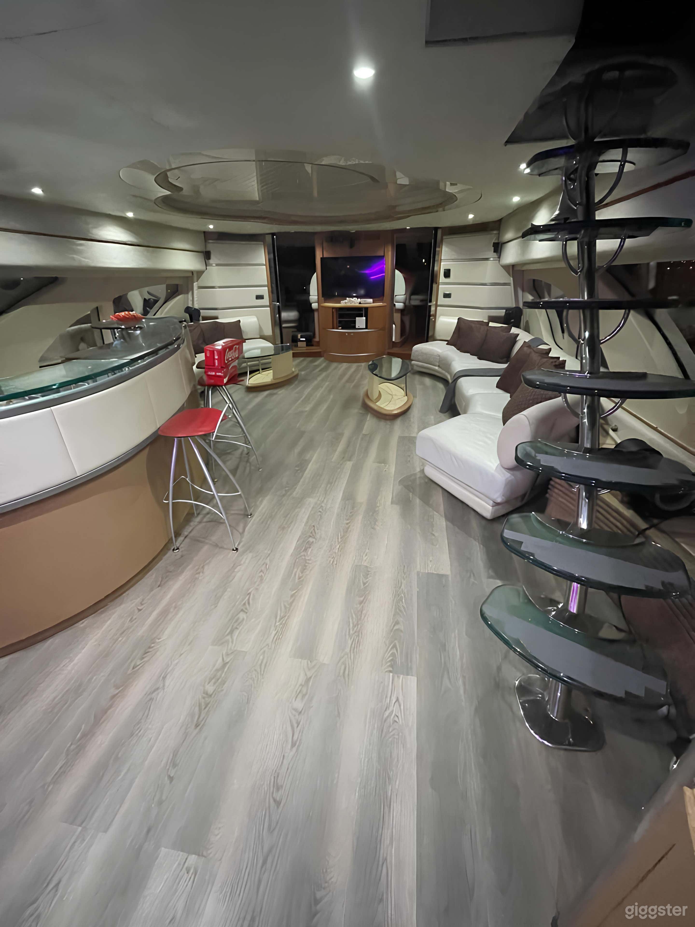 100ft Luxury Pleasure Yacht (Virgin) Photo 3