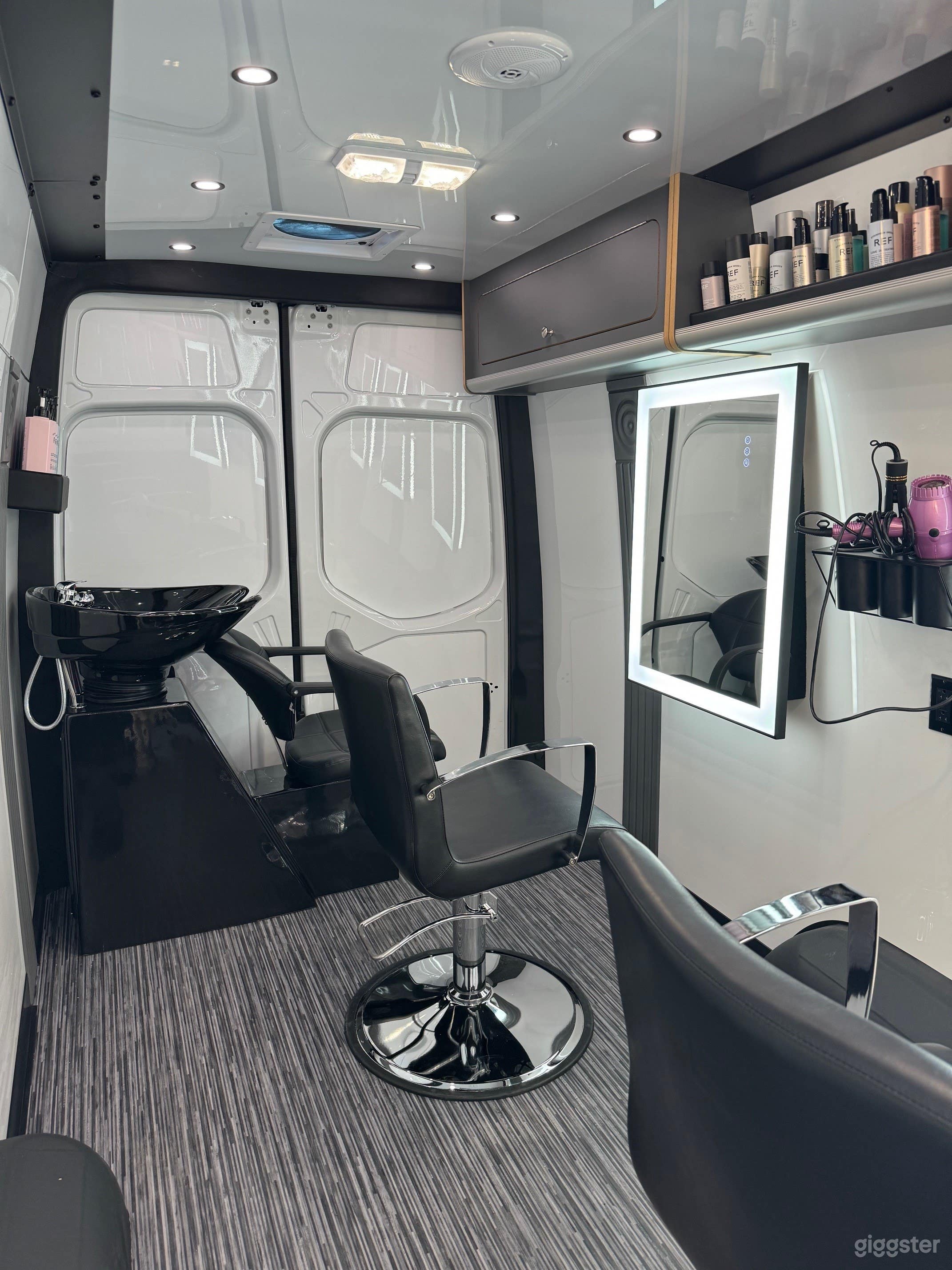 Luxury Lounge Mobile Salon on Wheels  Photo 3