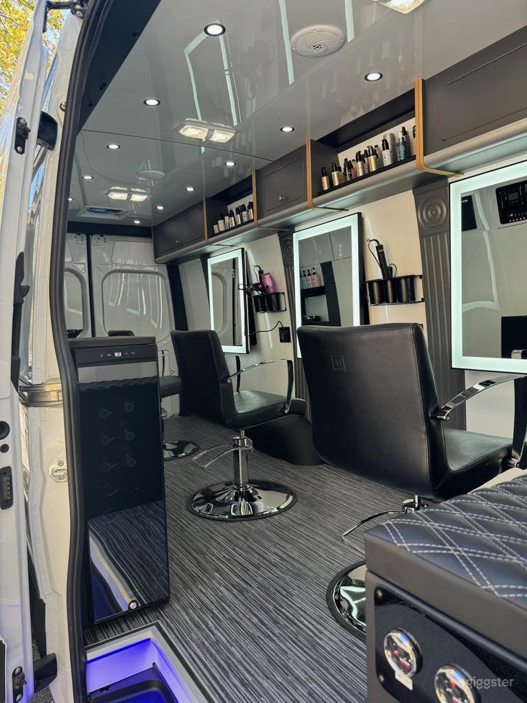  Luxury Lounge Mobile Salon on Wheels  