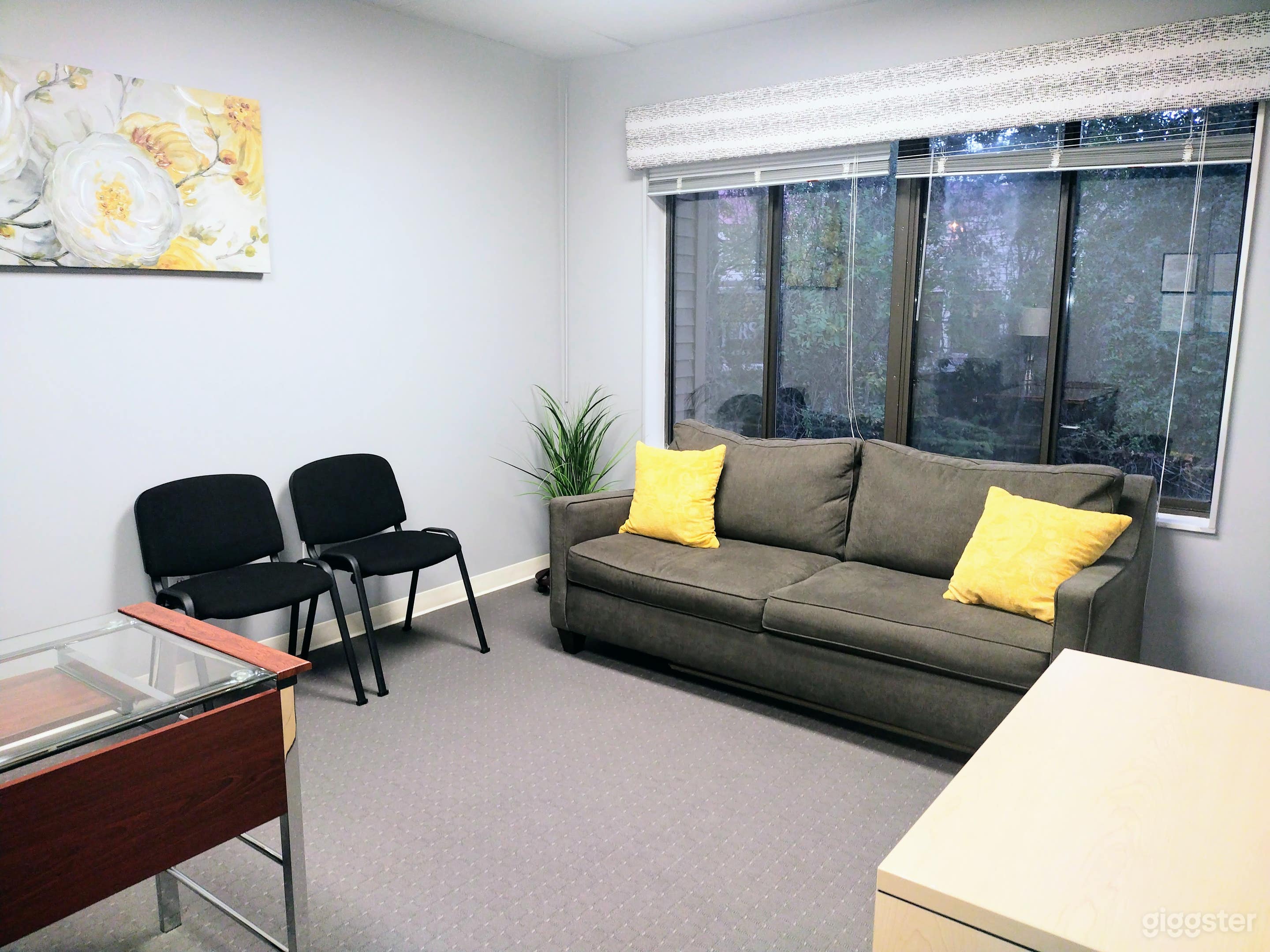 Vibrant and Versatile Yellow-Themed Office Photo 1