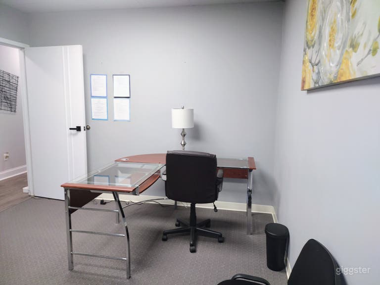  Vibrant and Versatile Yellow-Themed Office 