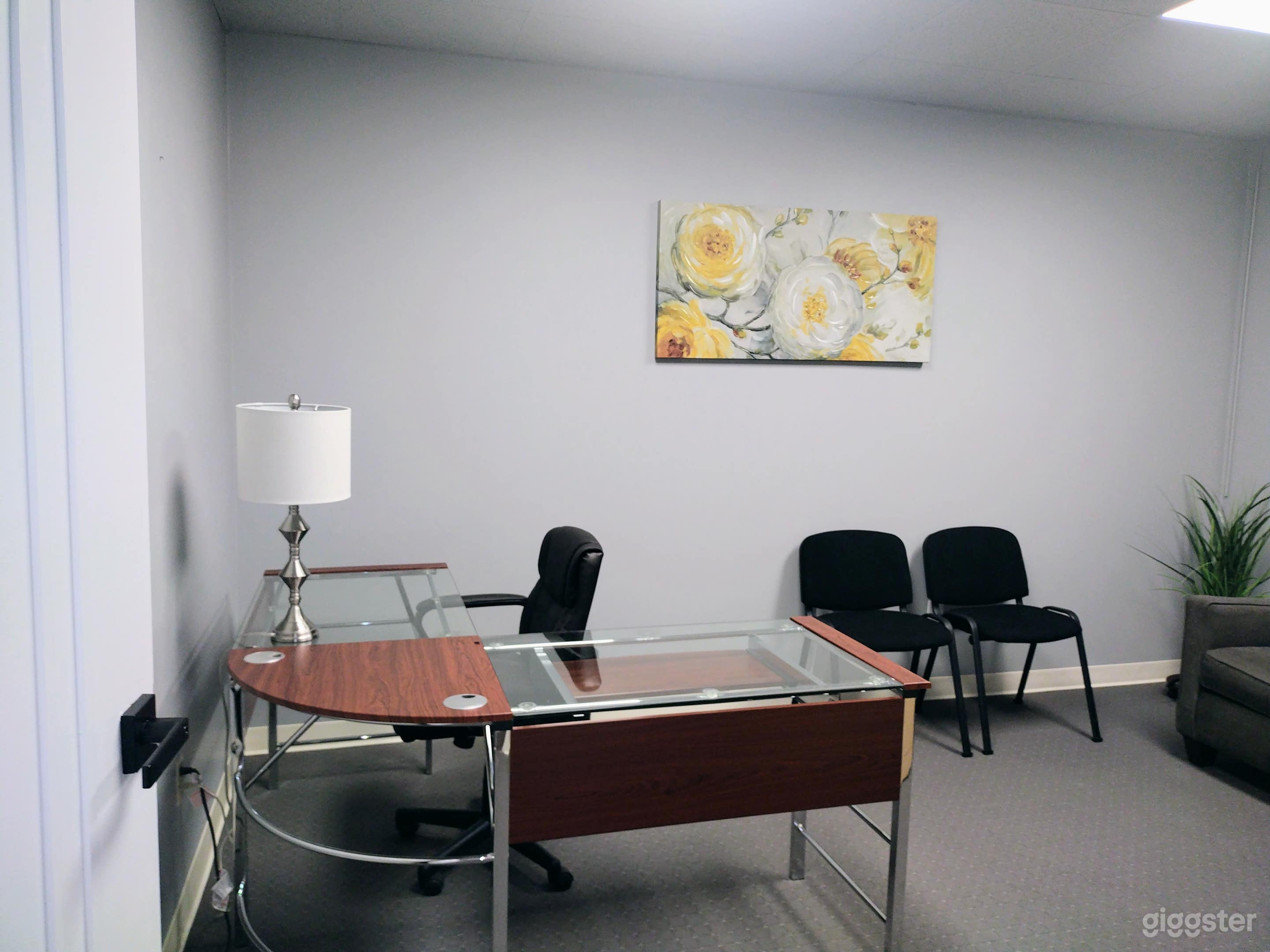 Vibrant and Versatile Yellow-Themed Office Photo 4