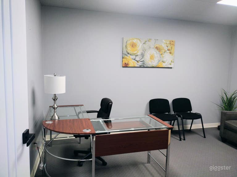  Vibrant and Versatile Yellow-Themed Office 