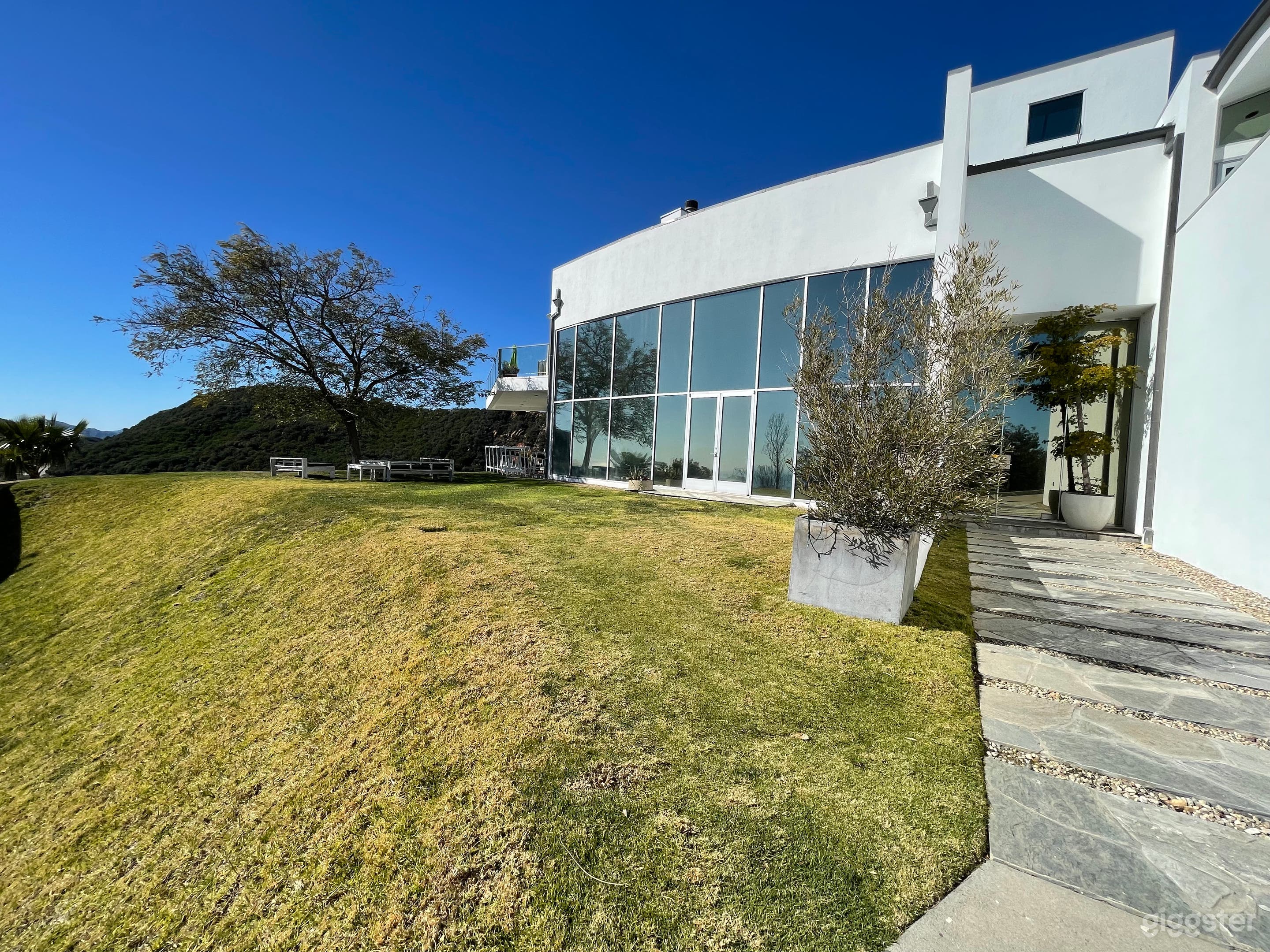 Topanga White Modern Photo 1