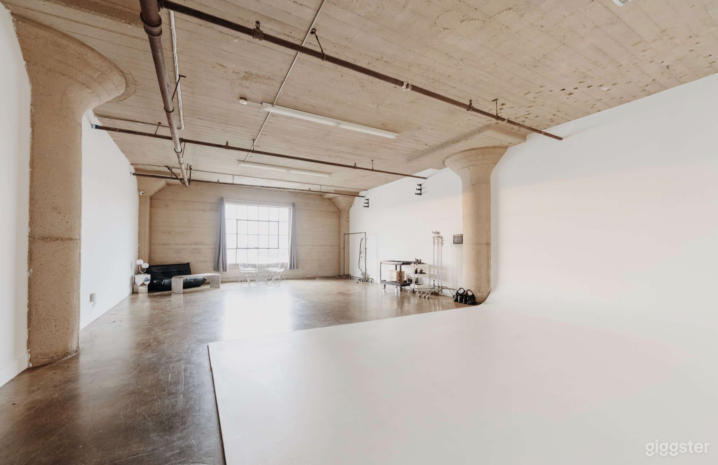 Bright, Cyc Wall Studio with Equipment and AC DTLA 03 Photo 3